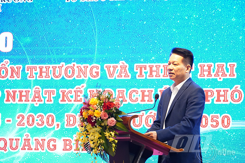 Đại diện lãnh đạo Sở Tài nguyên-Môi trường Quảng Bình phát biểu tại hội thảo.