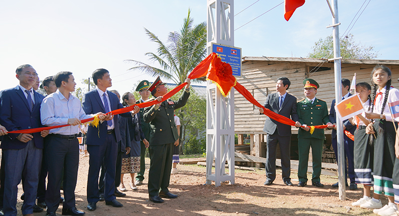 Cắt băng khánh thành Công trình “Ánh sáng vùng biên”, cổng chào, cụm loa “Truyền thanh bản xa” tặng nhân dân Cụm bản Lẳng Khăng.