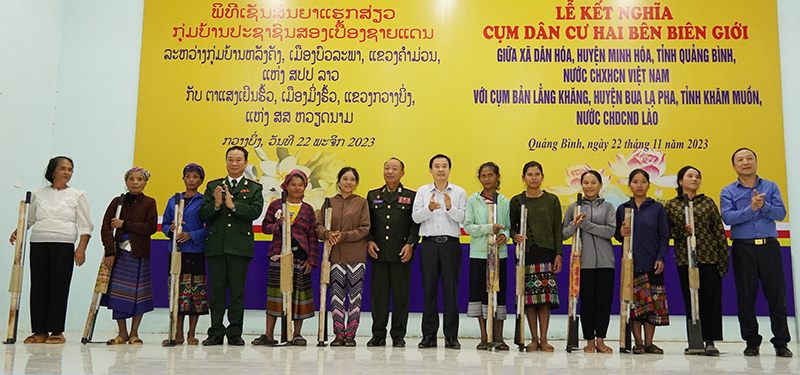 Tặng công cụ sản xuất cho nhân dân xã Dân Hóa.