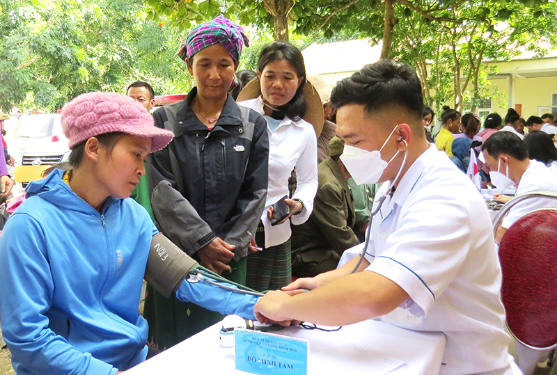 Khám bệnh và cấp phát thuốc miễn phí cho nhân dân xã Dân Hóa.