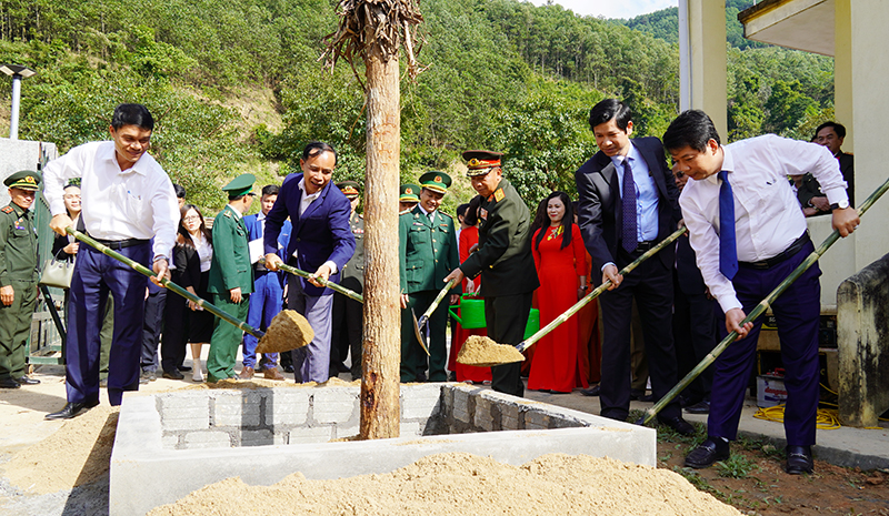 rồng cây hữu nghị do Ủy ban chính quyền huyện Bua Lạ Pha tặng.