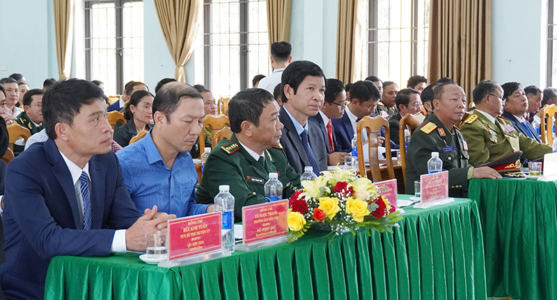 Các đại biểu dự buổi lễ.