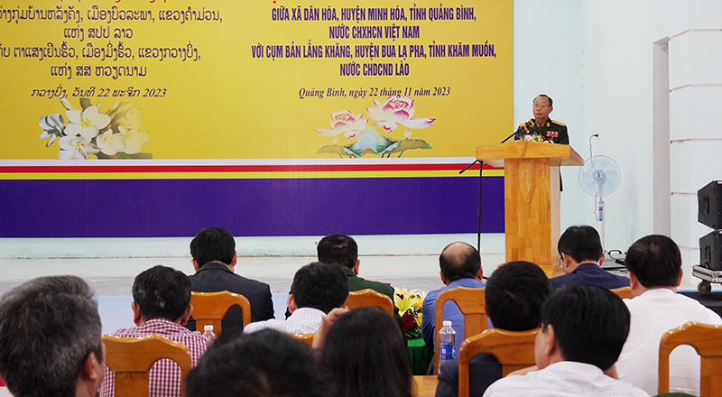 Thiếu tướng Xổm-Khen Ắp-Pạ-Xỏn, Chính ủy Bộ Chỉ huy Quân sự tỉnh Khăm Muồn đề nghị 2 địa phương thực hiện nghiêm túc cam kết đã ký.