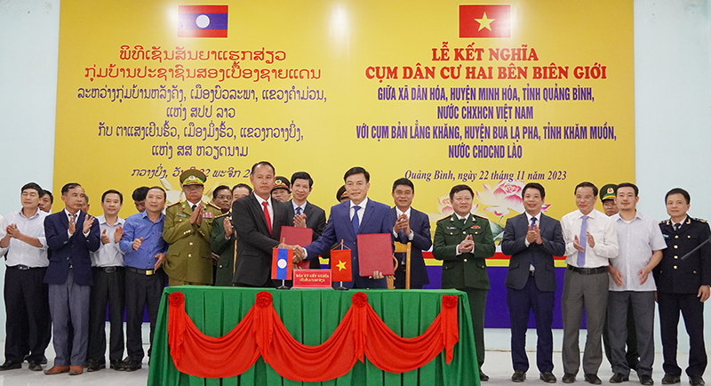 Lễ ký kết nghĩa giữa xã Dân Hóa với cụm bản Lẳng Khăng.