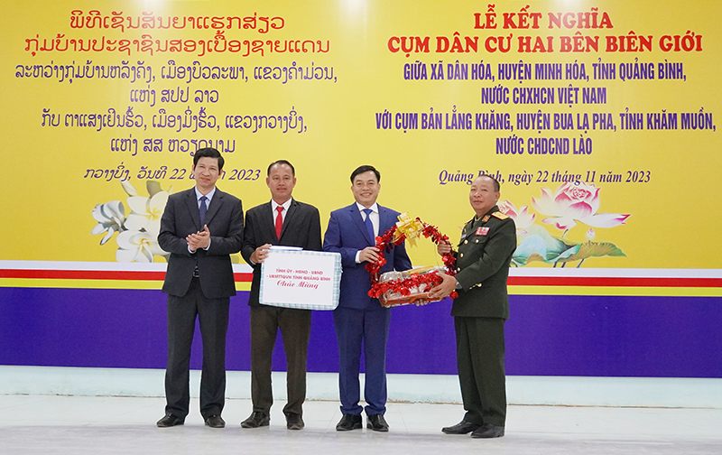 Lãnh đạo hai tỉnh tặng quà cho hai địa phương kết nghĩa.