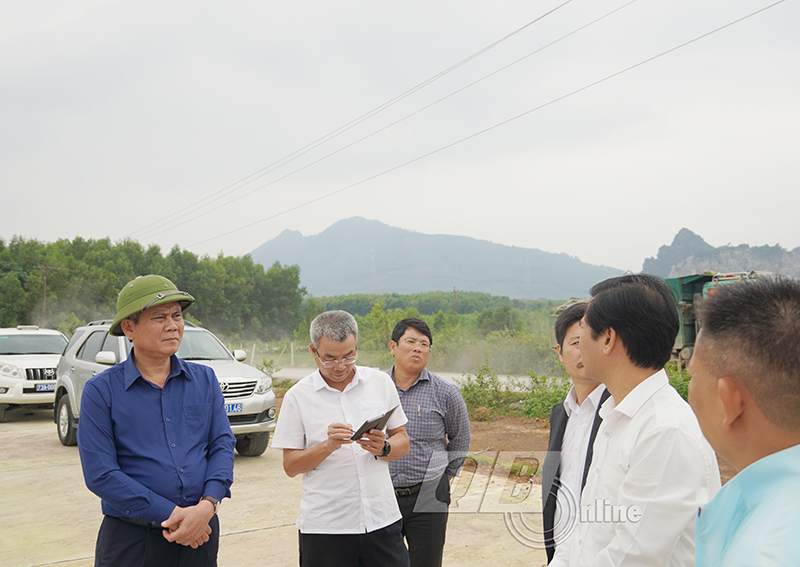 Đồng chí Chủ tịch UBND tỉnh Trần Thắng đã đi kiểm tra khu nghĩa trang phục vụ di dời lăng mộ nằm trong khu vực dự án ở xã Sơn Thủy, huyện Lệ Thủy.