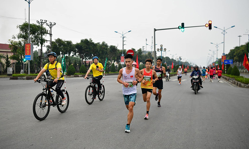 VĐV Mai Quí Phong (người chạy thứ 2) tại giải Tiền Phong Marathon 2023 (diễn ra tại Lai Châu). Ảnh: NVCC