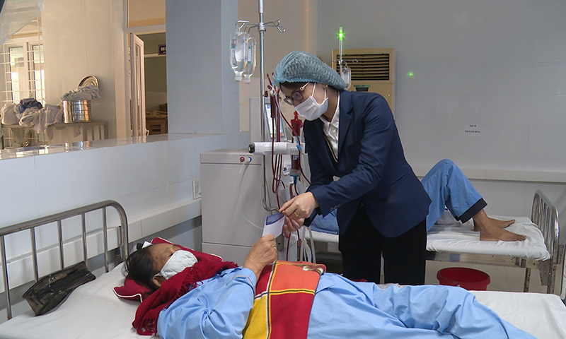 Tặng quà cho bệnh nhân nghèo chạy thận là chương trình được BIDV Bắc Quảng Bình duy trì hàng năm.
