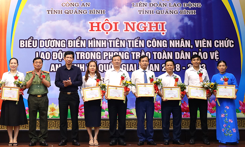 Đồng chí Phó Chủ tịch UBND tỉnh Hồ An Phong và lãnh đạo Công an tỉnh khen thưởng các tập thể điển hình trong phong trào toàn dân bảo vệ ANTQ (đại diện CĐCS xã Liên Thủy, Lệ Thủy đứng ngoài cùng bên phải).