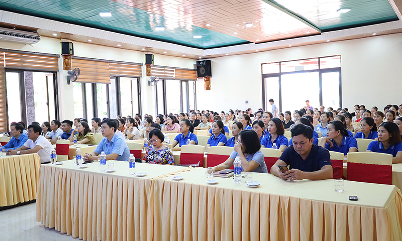 Đoàn viên, người lao động Công đoàn cơ sở Công ty CP Việt Trung dự hội nghị tập huấn tuyên truyền chế độ, chính sách về BHXH, BHYT.