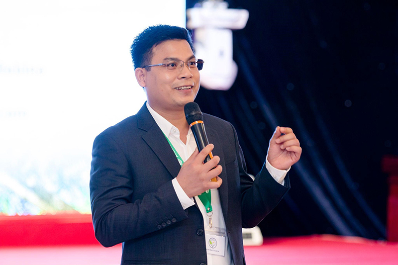 Ông Trần Quang Hội giải thích về sự an toàn của chất liệu nhựa nguyên sinh dùng trong tấm ốp trong  buổi hội thảo về vật liệu thiết kế thi công nhà ở - Nguồn ảnh: Kosmos.