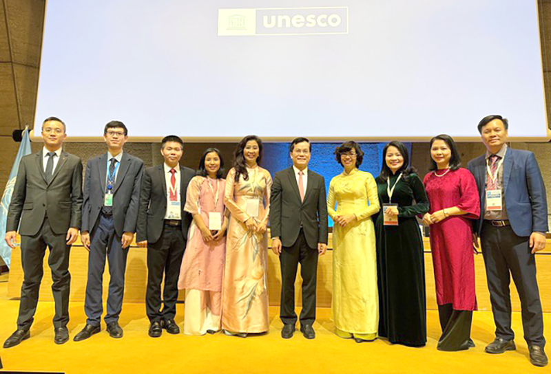 Thứ trưởng Ngoại giao Hà Kim Ngọc, Chủ tịch Uỷ ban Quốc gia UNESCO Việt Nam, cùng Đại sứ, Trưởng Phái đoàn Việt Nam bên cạnh UNESCO Lê Thị Hồng Vân, các thành viên đoàn Việt Nam tham dự Kỳ họp Đại hội đồng lần thứ 24 các quốc gia thành viên Công ước Bảo vệ di sản văn hóa và thiên nhiên thế giới.