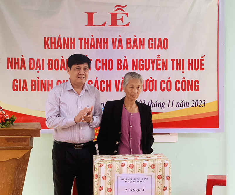  Đồng chí Bí thư Huyện ủy Bố Trạch Lê Công Toán tặng quà cho gia đình bà Nguyễn Thị Huế.