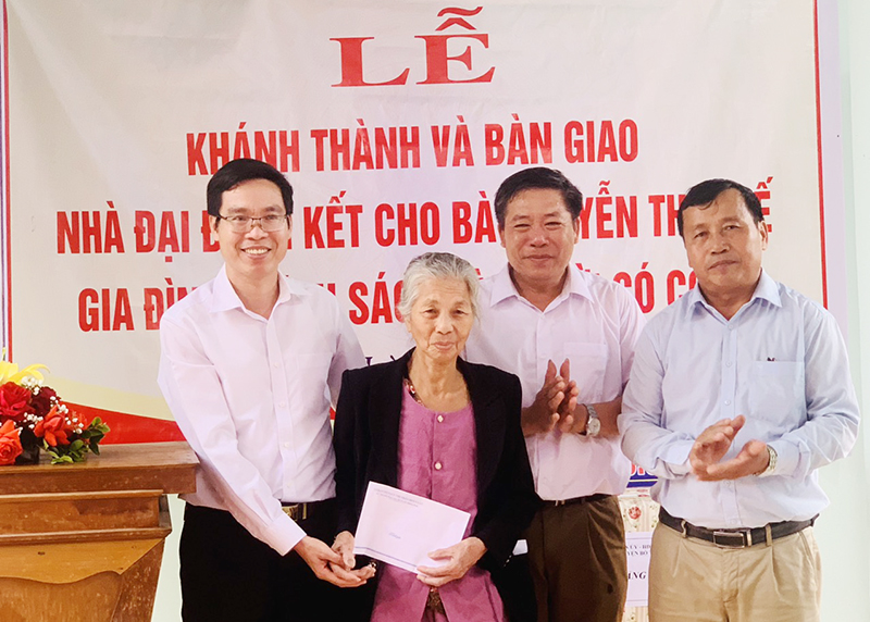 Lãnh đạo thị trấn Hoàn Lão tặng quà cho gia đình bà Nguyễn Thị Huế.