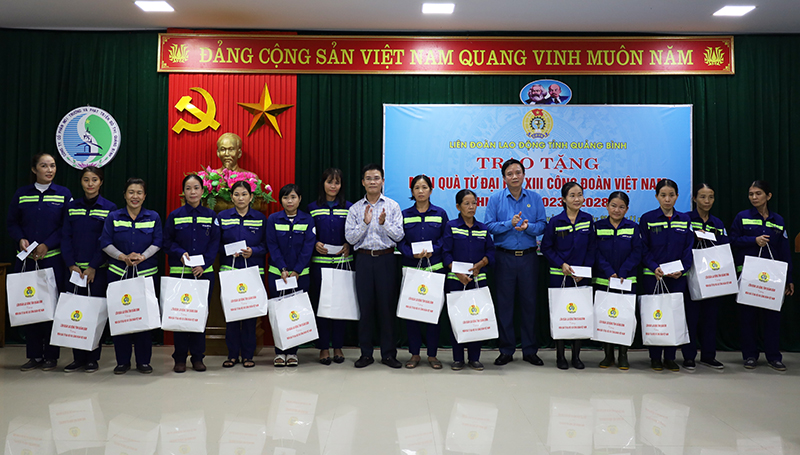 ồng chí Chủ tịch LĐLĐ tỉnh Phạm Tiến Nam và lãnh đạo Công ty TNHH Môi trường và Phát triển đô thị trao quà cho đoàn viên, người lao động.