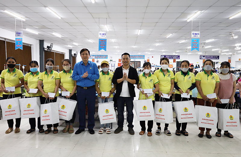  Đồng chí Chủ tịch LĐLĐ tỉnh Phạm Tiến Nam và lãnh đạo Công ty TNHH May Tiến Hùng trao quà cho đoàn viên, người lao động.