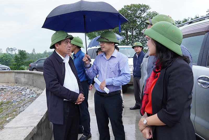 Đồng chí Phó Chủ tịch Thường trực UBND tỉnh Đoàn Ngọc Lâm kiểm tra DA thành phần 2 sửa chữa hồ nước Sốt và hồ Khe Mái, huyện Quảng Trạch.