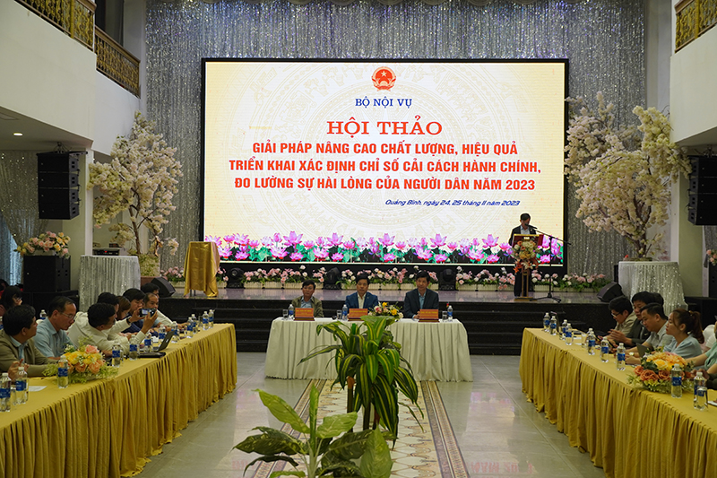 các đồng chí Phạm Minh Hùng, Vụ trưởng Vụ CCHC, Chánh Văn phòng Ban Chỉ đạo CCHC của Chính phủ; Hồ An Phong, Tỉnh ủy viên, Phó Chủ tịch UBND tỉnh.