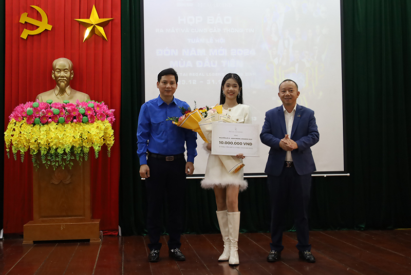 Regal Group trao quà cho em Nguyễn Lê Vi, quán quân người mẫu nhí tại cuộc thi Asia Model Awards.