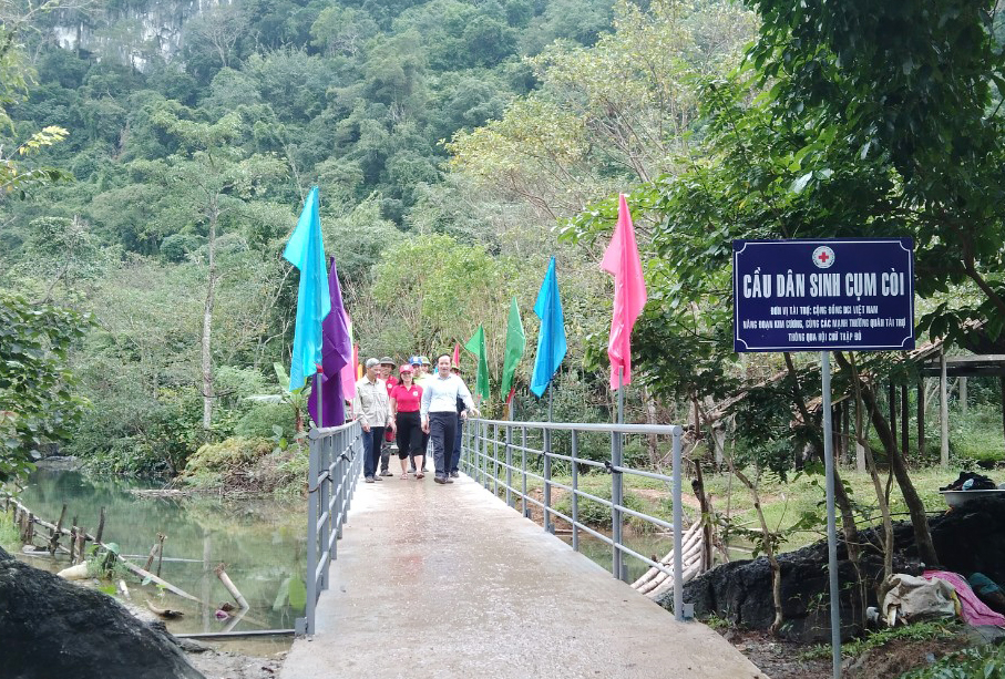 Cầu dân sinh cụm Còi phục vụ cho người dân và các em học sinh bản Còi Đá đi lại an toàn trong mùa mưa bão.