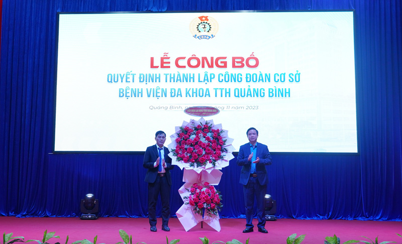 Đồng chí Chủ tịch Liên đoàn Lao động tỉnh Phạm Tiến Nam tặng hoa chúc mừng Công đoàn cơ sở Bệnh viên đa khoa TTH.