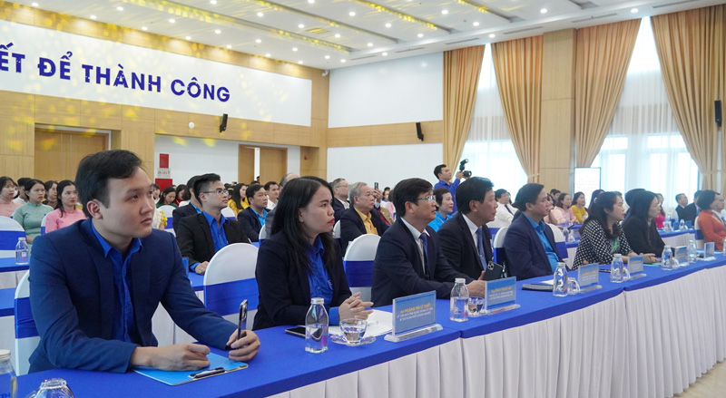 Các đại biểu tham dự lễ công bố thành lập Công đoàn cơ sở Bệnh viên đa khoa TTH Quảng Bình.