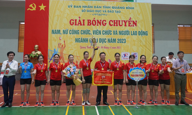 Đội bóng chuyền nữ Trường THPT Phan Đình Phùng tại giải thi đấu bóng chuyền ngành GD-ĐT năm 2023.