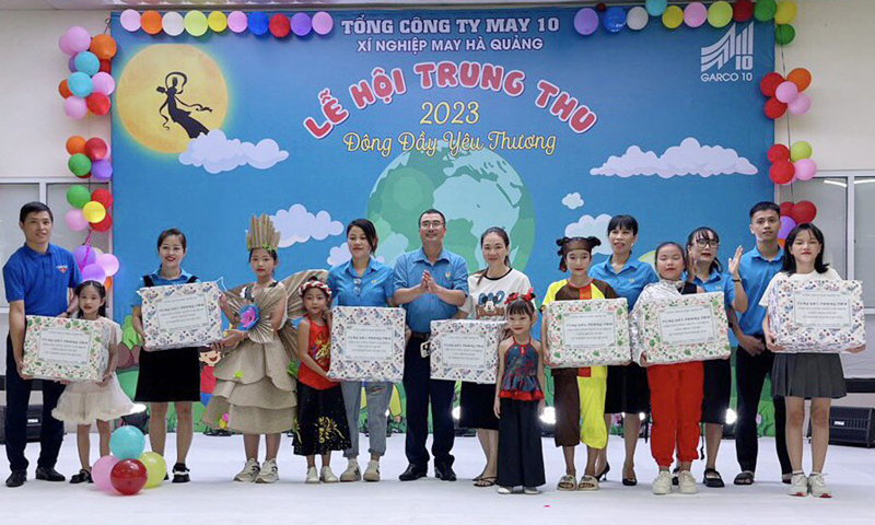 Công đoàn KKT tỉnh tặng quà Tết Trung thu cho con em đoàn viên lao động công đoàn cơ sở Xí nghiệp May Hà Quảng.