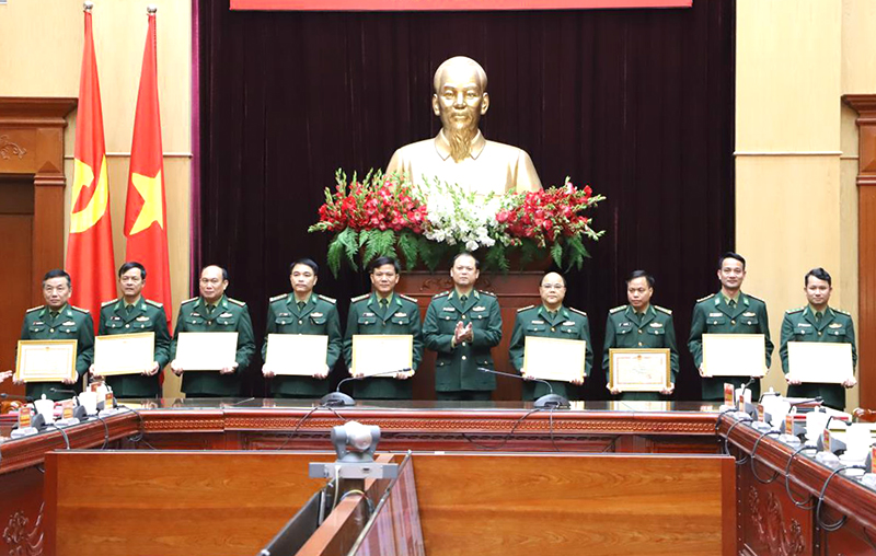 Trung tướng Lê Đức Thái trao tặng Bằng khen của Bộ Tư lệnh BĐBP cho các tập thể và cá nhân có thành tích xuất sắc trong lãnh đạo, chỉ đạo và tổ chức thực hiện Luật Sĩ quan QĐND Việt Nam. Ảnh: Bích Nguyên