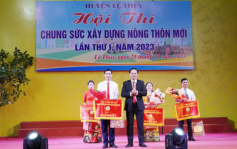 Ban Tổ chức hội thi trao giải nhất cho đội thi xã Xuân Thủy.