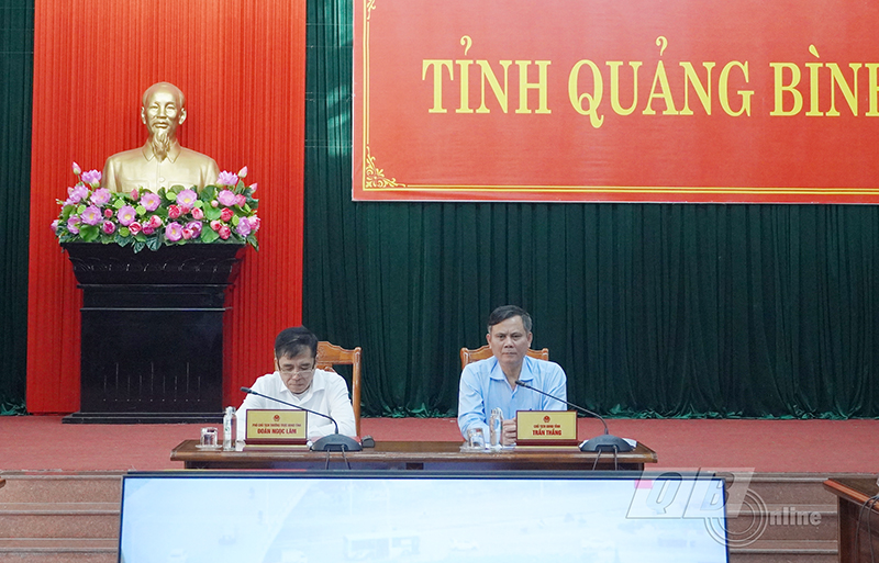Đồng chí Chỉ tịch UBND tỉnh Trần Thắng và đồng chí Phó Chủ tịch Thường trực UBND tỉnh Đoàn Ngọc Lâm dự phiên họp tại điểm cầu Quảng Bình.