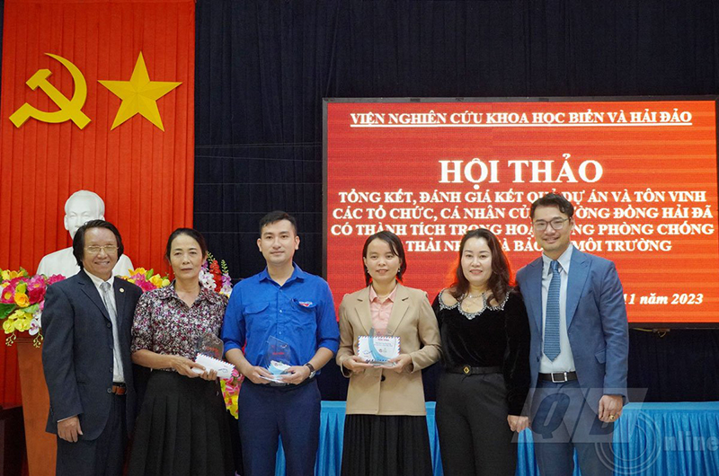 Viện nghiên cứu Khoa học Biển và Hải đảo tôn vinh các tập thể, cá nhân có thành tích trong phòng chống rác thải nhựa và bảo vệ môi trường biển.