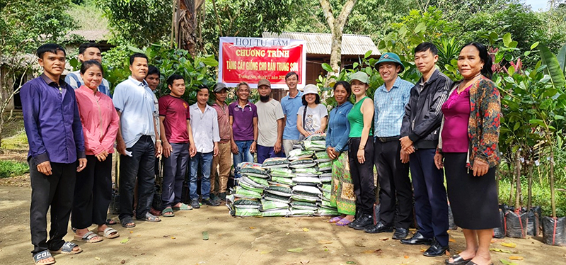 Ủy ban MTTQVN xã Trường Sơn và Hội Từ Tâm (TP. Hồ Chí Minh) trao tặng phân bón cây cho các hộ gia đình ở bản Trung Sơn.