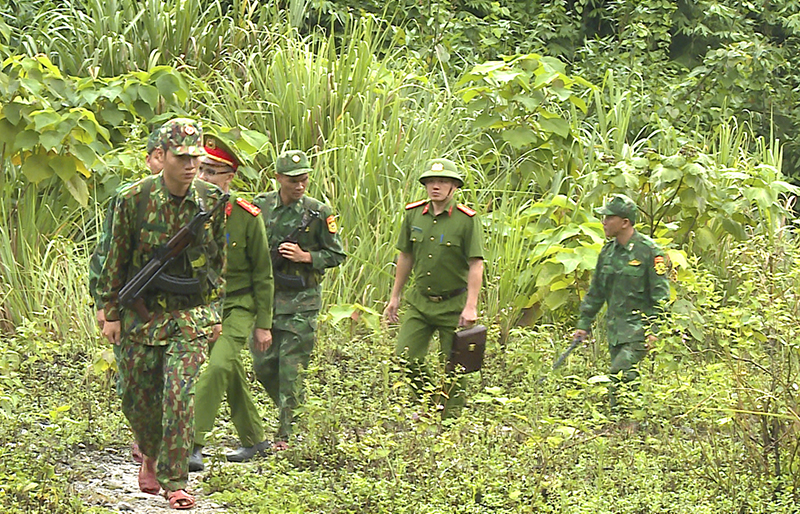 Công an cùng các lực lượng phối hợp tuần tra trên những tuyến đường mòn, lối mở khu vực biên giới Việt-Lào.