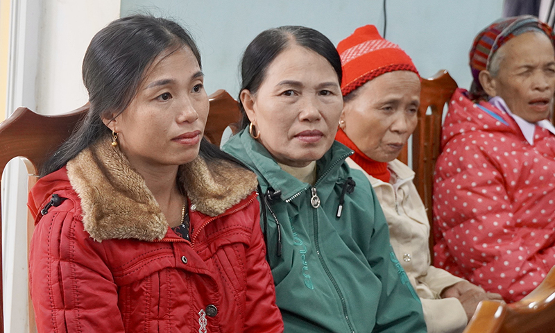 Dù được tuyên truyền, vận động nhưng vì hoàn cảnh khó khăn, chị Hà Thị Hương (ngoài cùng bên trái) vẫn không có điều kiện tham gia BHXH tự nguyện.