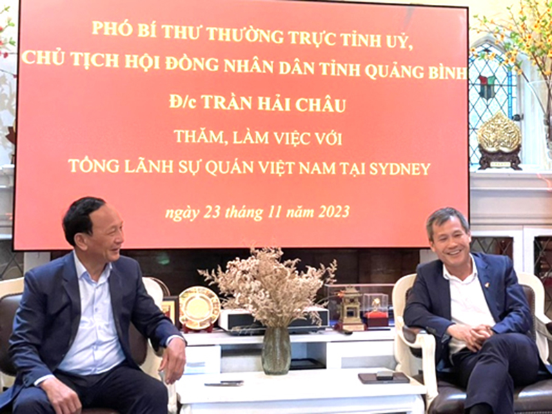 Đồng chí Trần Hải Châu, Phó Bí thư Thường trực Tỉnh ủy, Chủ tịch HĐND tỉnh trao đổi với ông Nguyễn Đăng Thắng, Tổng Lãnh sự quán Việt Nam tại Sydney.
