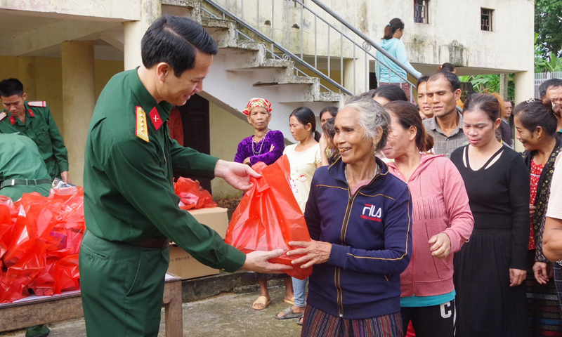 Đại tá Đinh Xuân Hướng, Chính ủy Bộ CHQS tỉnh trao thiết bị nghe, nhìn cho bà con dân bản Khe Ngát (thị trấn Nông trường Việt Trung, Bố Trạch).