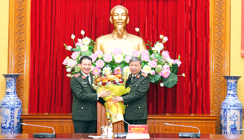 Bộ trưởng Tô Lâm tặng hoa chúc mừng Thiếu tướng Vũ Hồng Văn.