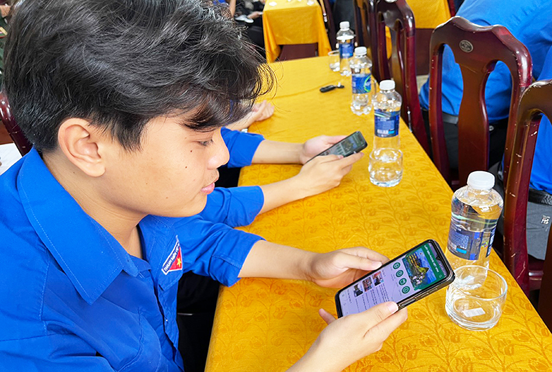 Đoàn viên thanh niên Đoàn xã Quảng Phú, huyện Quảng Trạch thực hiện bài thi. 