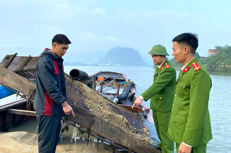 Bắt quả tang đối tượng và thuyền máy khai thác cát lòng sông trái phép. 