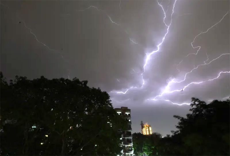 Mưa bão và sấm sét là nguyên nhân khiến nhiều người ở Ấn Độ thiệt mạng. (Ảnh: Aljazeera)