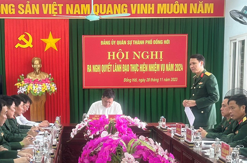 Đồng chí đại tá Đinh Xuân Hướng, Phó Bí thư Đảng ủy, Chính ủy Bộ Chỉ huy Quân sự tỉnh phát biểu chỉ đạo tại hội nghị.