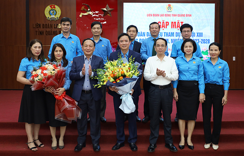  Đồng chí Phó Bí thư Thường trực Tỉnh ủy Trần Hải Châu và đồng chí Phó Chủ tịch UBND tỉnh Phan Mạnh Hùng tặng hoa chúc mừng các đại biểu tham dự Đại hội Công đoàn Việt Nam.