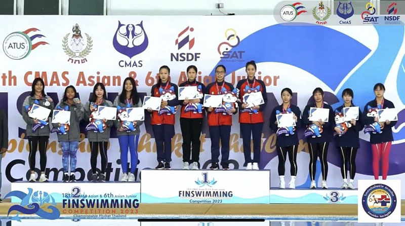 Nữ vận động viên Phạm Thị Thùy Sương cùng đồng đội tại giải đấu