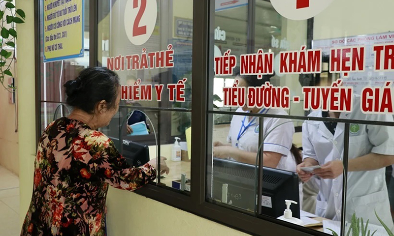 Người dân huyện Văn Chấn (Yên Bái) đăng ký khám, chữa bệnh bằng thẻ bảo hiểm y tế tại Trung tâm Y tế huyện. (Ảnh: Việt Dũng/TTXVN)