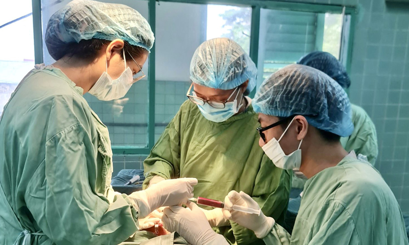 Các bác sỹ tiến hành phẫu thuật đặt nẹp vít tự tiêu cho bệnh nhân.