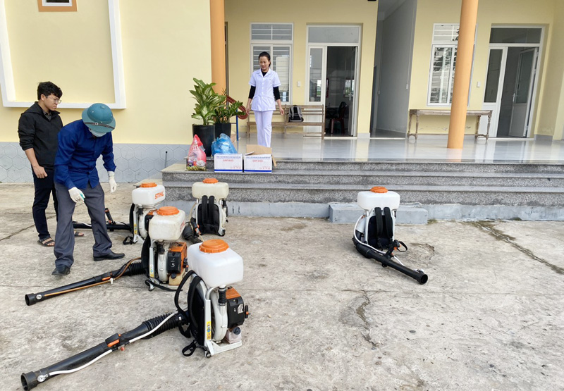 Trung tâm Y tế huyện Bố Trạch chuẩn bị đầy đủ hóa chất, vật tư và máy phun ULV đeo vai cho chiến dịch phun hóa chất diệt muỗi tại xã Lý Trạch.