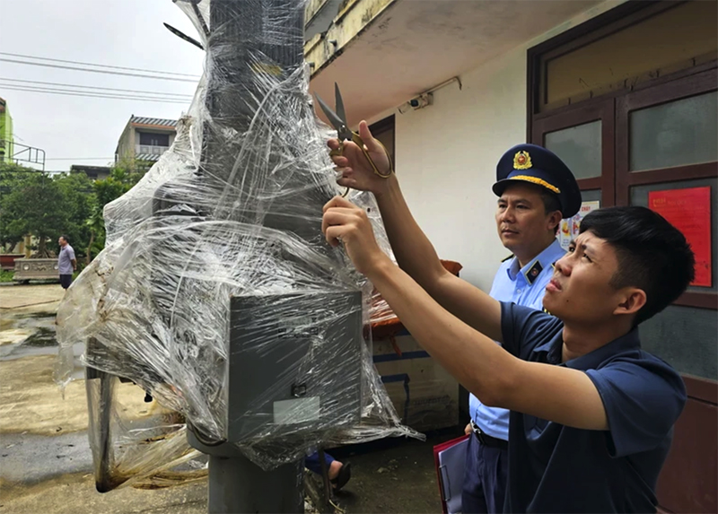 Lực lượng Quản lý Thị trường Quảng Bình kiểm tra số hàng không có giấy tờ hợp pháp. (Ảnh: Đức Thọ/TTXVN)