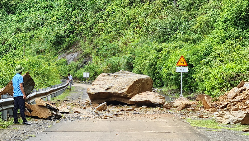 Đường Hồ Chí Minh nhánh Tây, đoạn qua bản Chân Trôộng, xã Trường Sơn (Quảng Ninh) bị đá núi lở gây ách tắc giao thông trong đợt mưa lớn tháng 10/2023.