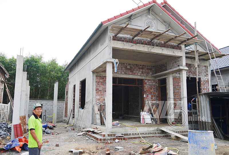 Ông Lê Văn Thiềng vui mừng trước ngôi nhà mới ở khu tái định cư.